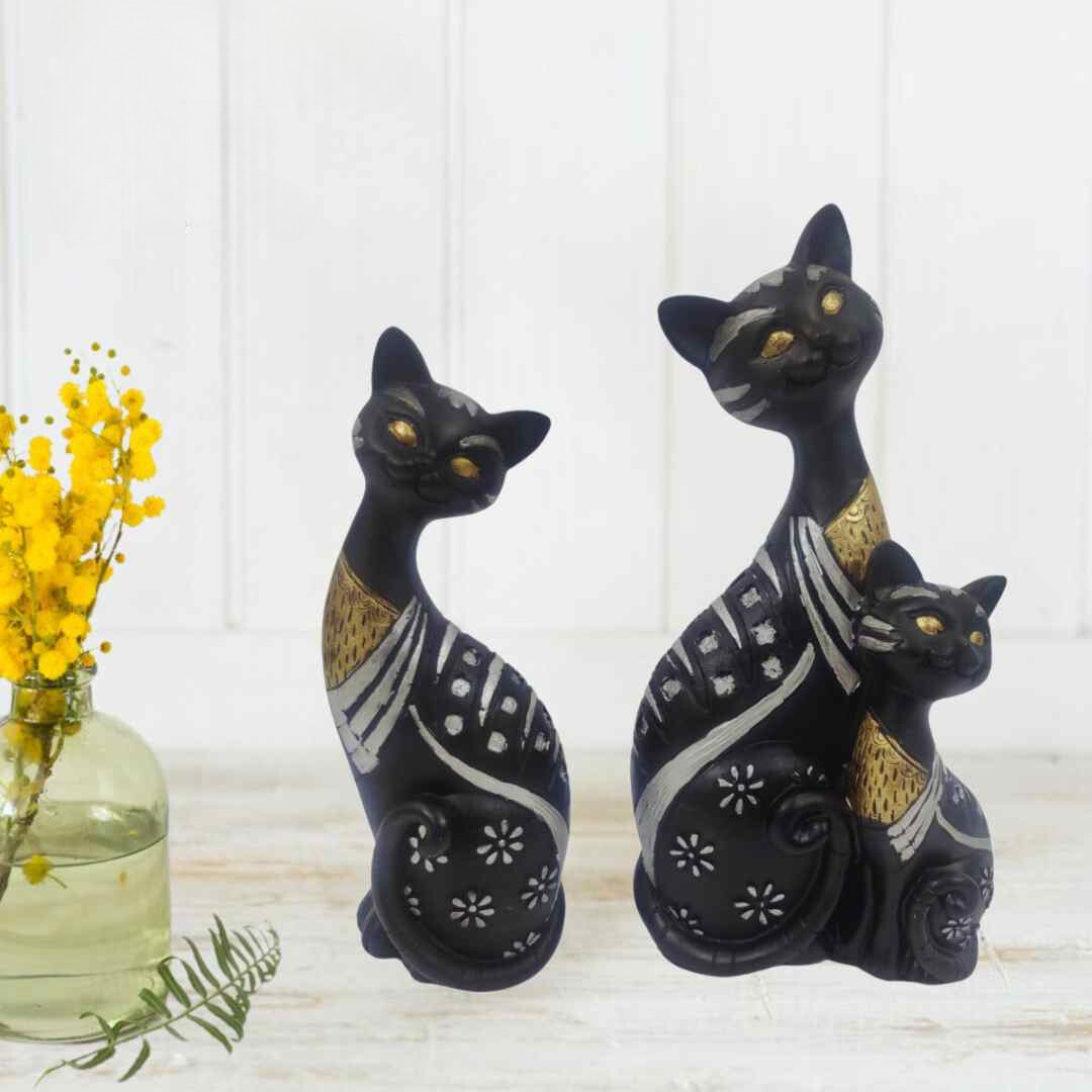Feline Harmony: Polyresin Cat Family Sculpture